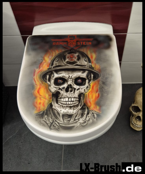 Toilettensitz mit Totenkopf