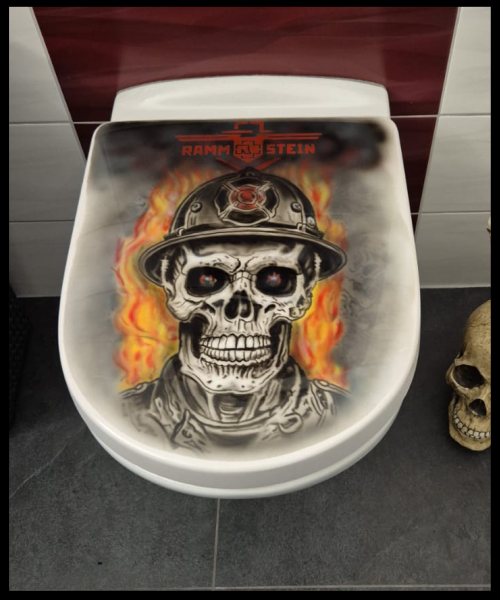 Toilettensitz mit Totenkopf